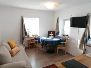Televízia a/alebo spoločenská miestnosť v ubytovaní Ferienwohnung Saunahaus