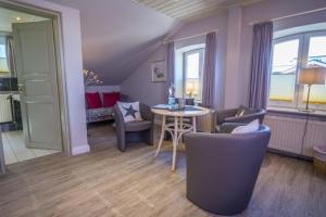 a living room with a table and chairs at Frau Holle in Westerland