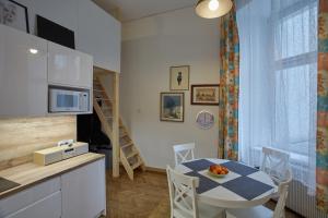 - une cuisine et une salle à manger avec une table et des chaises dans l'établissement Stylish Apartment Kraków - Old Town, à Cracovie