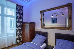 - une chambre avec un miroir, un lit et une fenêtre dans l'établissement Stylish Apartment Kraków - Old Town, à Cracovie