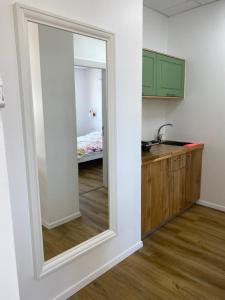 un miroir dans une pièce avec une cuisine et une chambre dans l'établissement צימר סוד החרמון, à Majdal Shams 19 autres photos