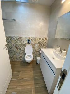une salle de bains avec toilettes et lavabo dans l'établissement צימר סוד החרמון, à Majdal Shams