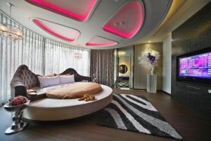 Han Guan Motel في تايتشونغ: غرفة نوم بسرير كبير وتلفزيون