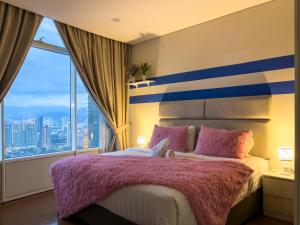 Postel nebo postele na pokoji v ubytování Vortex KLCC Suites by Homestay