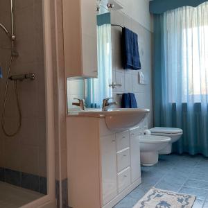 uma casa de banho com um lavatório, um WC e um chuveiro em Casa Stefani em Commezzadura