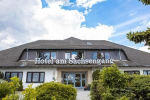 Hotel Am Sachsengang في غروس انزرسدورف: مبنى عليه لافتة فندق ضخمة