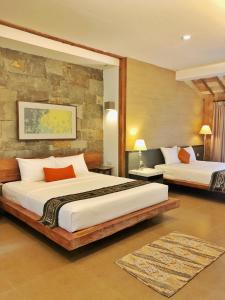 um quarto com duas camas num quarto em WARISAN Heritage Boutique Hotel em Surakarta