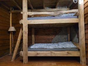 Двухъярусная кровать или двухъярусные кровати в номере Rymanowskie Zamczysko
