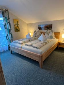 A bed or beds in a room at Gästehaus Dullnig