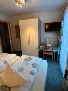 A bed or beds in a room at Gästehaus Dullnig