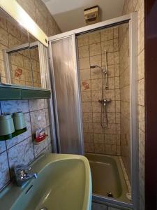 A bathroom at Gästehaus Dullnig