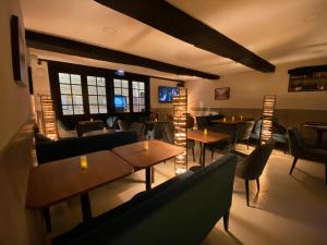 ショーモン・アン・ヴェキシンにあるLOGIS - Hôtel Saint Nicolasのソファとテーブル付きの客室を提供しています。