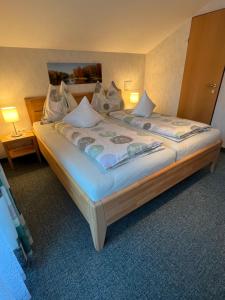 A bed or beds in a room at Gästehaus Dullnig