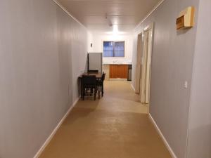 einen Flur mit einem Tisch und Stühlen in einem Zimmer in der Unterkunft City Centre Apartments in Coober Pedy