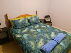 um quarto com uma cama com um cobertor azul em City Centre Apartments em Coober Pedy