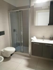 een badkamer met een douche, een toilet en een wastafel bij Casa Vacanza -Trani centro in Trani +43 foto's