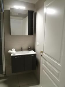 een badkamer met een wastafel en een spiegel bij Casa Vacanza -Trani centro in Trani