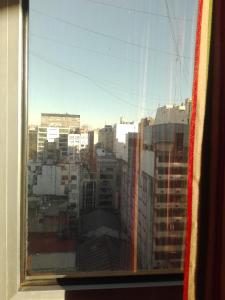 una ventana con vistas a la ciudad en Esmeralda Vista en Buenos Aires