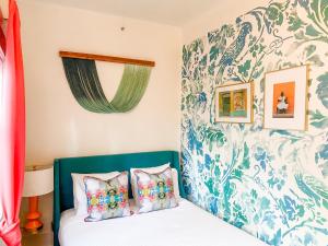 um quarto com uma cama com papel de parede azul e branco em Marreros Guest Mansion - Adult Only em Key West