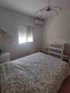 una camera con letto e finestra di Apartamento totalmente equipado con jardín y WiFi Santa Pola Gran Alacant a Gran Alacant