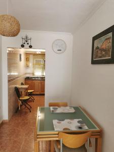 una sala da pranzo con tavolo e una cucina di Apartamento totalmente equipado con jardín y WiFi Santa Pola Gran Alacant a Gran Alacant
