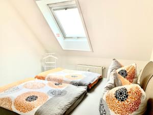 two beds in a room with a skylight at Eigenes Apartment im Herzen der Stadt mit Balkon und WLAN III in Cottbus