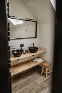 Baño con 2 lavabos y espejo en Gavershof, en Geraardsbergen