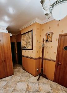 um quarto com um mapa na parede e um poste no canto em PremierAtlant em Dnipro