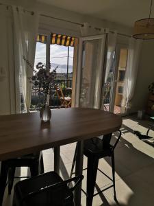 Ảnh trong thư viện ảnh của Appartement cosy vue mer à 50 m de la plage - refait à neuf et climatisé ở Le Pradet