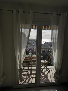 Ảnh trong thư viện ảnh của Appartement cosy vue mer à 50 m de la plage - refait à neuf et climatisé ở Le Pradet