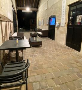 TV a/nebo společenská místnost v ubytování LOGIS - Hôtel & Restaurant Saint Nicolas + 19 fotografií