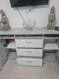Μια τηλεόραση ή/και κέντρο ψυχαγωγίας στο appartement vue mer,accès direct plage,fibre,clim,parking public gratuit