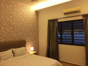 - une chambre avec un lit et une fenêtre avec un bâtiment dans l'établissement MELAKA BEACH VILLA ( A TYPE ), à Kelebang Besar 82 autres photos