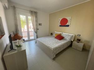 a small bedroom with a bed and a window at Sunrise Residence in Santa Domenica
