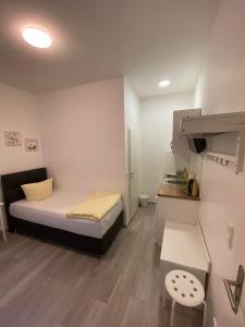 Cette petite chambre comprend un lit et un bureau. dans l'établissement Apartment Dusseldorf-City, à Düsseldorf