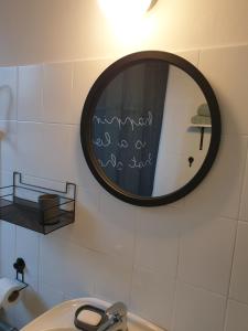 a bathroom with a mirror and a sink at Apartman Park Jagodina-studio u centru grada in Jagodina