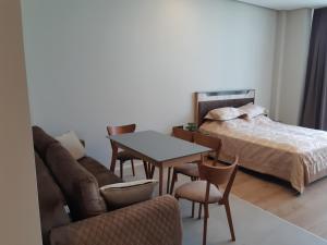 バクーにあるSea Breeze Lighthouse apt 103のベッドとソファとテーブルのある部屋 +16枚の写真