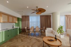 Posedenie v ubytovaní MiraMar Luxury Residences