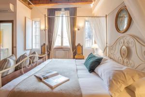 Postel nebo postele na pokoji v ubytování Corte Realdi Suites Piazza Erbe