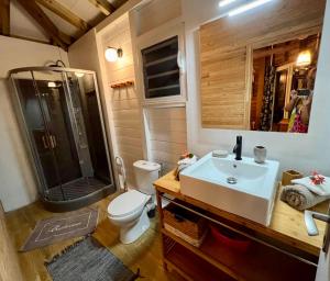 Bagno di Villa Gaïa - Bungalow Ti-Spa et son jacuzzi privé dans un jardin tropical, séjour en amoureux ou en famille