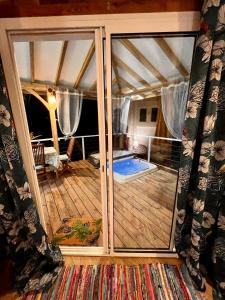 Letto o letti in una camera di Villa Gaïa - Bungalow Ti-Spa et son jacuzzi privé dans un jardin tropical, séjour en amoureux ou en famille