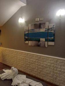 een kamer met schilderijen aan de muur en een bed bij departamento del centro in La Falda