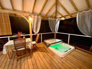 Foto dalla galleria di Villa Gaïa - Bungalow Ti-Spa et son jacuzzi privé dans un jardin tropical, séjour en amoureux ou en famille a Le Diamant