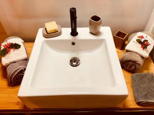 Foto dalla galleria di Villa Gaïa - Bungalow Ti-Spa et son jacuzzi privé dans un jardin tropical, séjour en amoureux ou en famille a Le Diamant