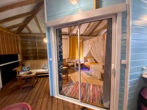 Letto o letti in una camera di Villa Gaïa - Bungalow Ti-Spa et son jacuzzi privé dans un jardin tropical, séjour en amoureux ou en famille