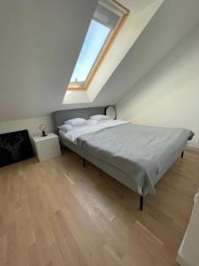 a bedroom with a large bed with a window at Apartament 8015 in Jelenia Góra