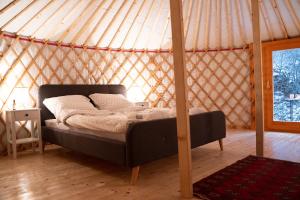 ein Schlafzimmer mit einem Bett in einer Jurte in der Unterkunft Pataklak Mátra in Matrakeresztes