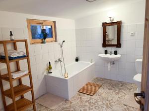 ein Badezimmer mit einer Badewanne und einem Waschbecken in der Unterkunft Pataklak Mátra in Matrakeresztes