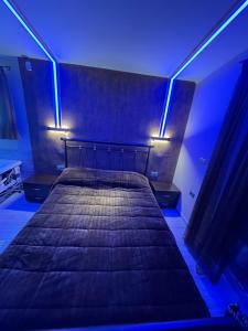 Letto o letti in una camera di ΒΙΛΛΑ ΤΟ ΠΕΤΡΙΝΟ stone bild villa full equipment