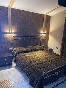 Letto o letti in una camera di ΒΙΛΛΑ ΤΟ ΠΕΤΡΙΝΟ stone bild villa full equipment
